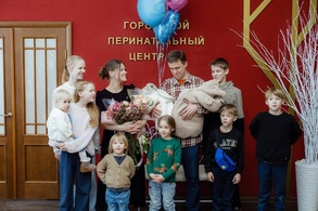 

Петербурженка родила двойню, став мамой 11-ти детей рисунок
