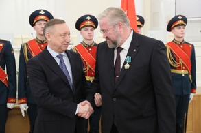 

Петербургским врачам вручили награды в Смольном image
