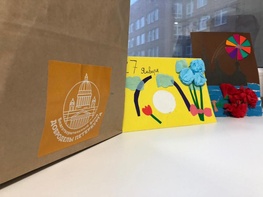 

Доброделы Петербурга поздравили пациентов Покровской больницы с Днем снятия Блокады Ленинграда рисунок
