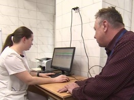 

Почему для записи к некоторым специалистам сначала нужно посетить врача-терапевта? рисунок
