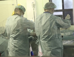 

В городской больнице №26 впервые была проведена редкая операция по удалению 15-сантиметрового тромба из мозговых артерий рисунок
