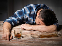 

Употребление алкоголя в жару особенно опасно рисунок
